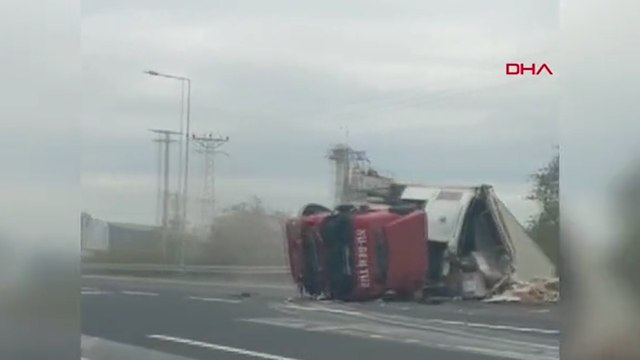 TEM'de yalpalayarak devrilen TIR'ın görüntüsü dehşete düşürdü