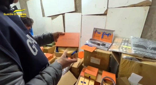 Contraffazione, sequestrati 140mila articoli tra Casoria e Casandrino (14.11.23)