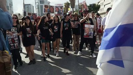 أقارب الرهائن ينطلقون في مسيرة من تل أبيب إلى مكتب رئيس الوزراء في القدس