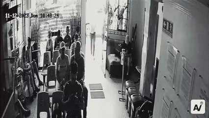Atacan a hombre que estaba esperando en clínica