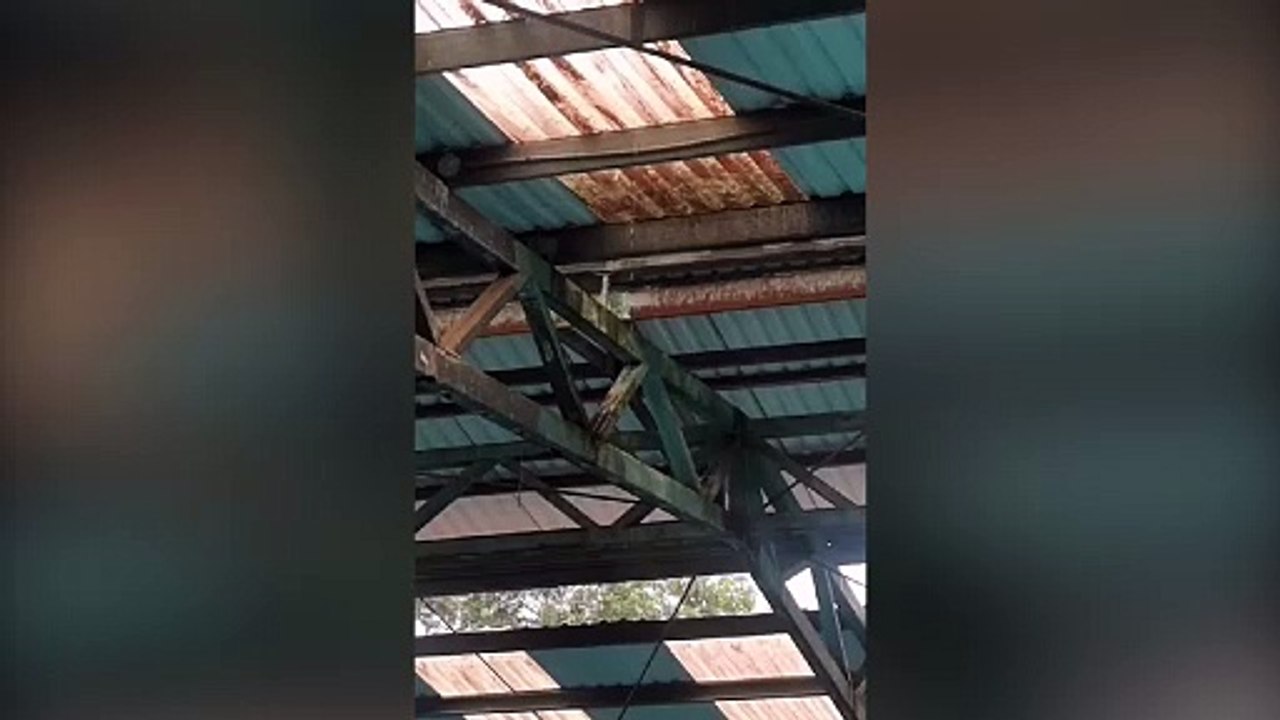 Goteras y herrumbre caen a la piscina del Maracaná sobre cientos de atletas