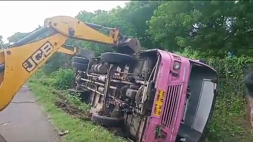 கட்டுப்பாட்டை இழந்த அரசு பேருந்து கவிழ்ந்து கல்லூரி மாணவி பலி, 10 பேர் படுகாயம்