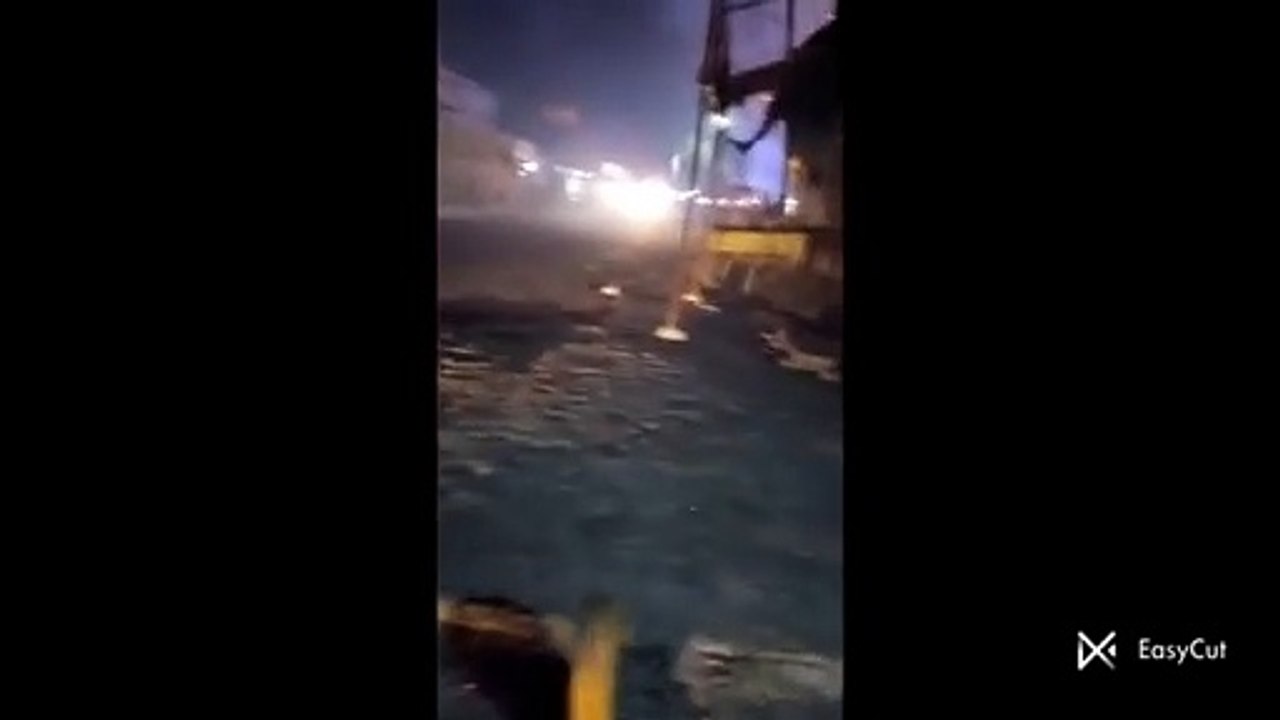 रायपुरा मैन रोड पर युवक एक दूसरे पर पटाखे जलाकर फैंकते रहे
