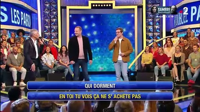 Nagui et Laurens font une blague coquine dans N'oubliez pas les paroles .