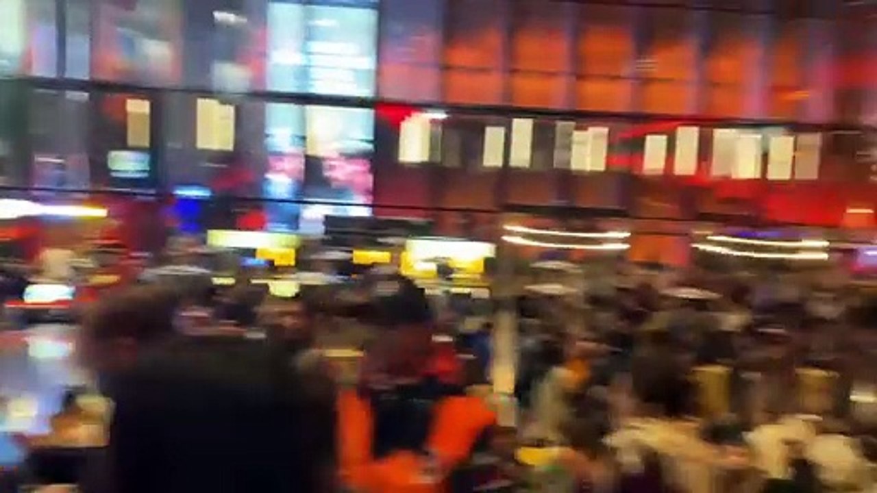 Zorlu Center'da Filistin eylemi: "Zorlu Holding, işgal devleti ile suç ortaklığını bitir; işgal devletine değil Gazze’ye enerji ver!"