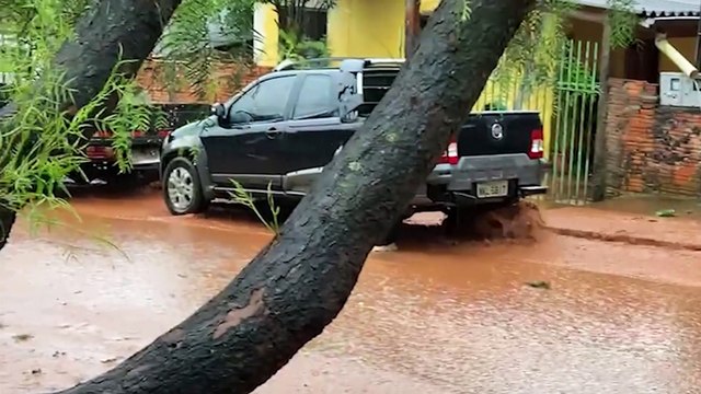 Jardim Melissa sofre com enxurrada e alagamentos durante temporal em Cascavel