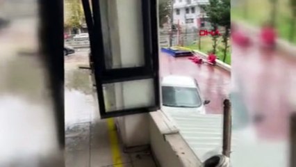 Fırtına nedeniyle yerinden sökülen cam bölme çalışanı savurdu