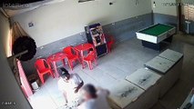 Vídeo: dupla tenta botar fogo em dono de bar no Paraná