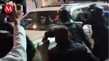 Policías rompen vidrios de camioneta para bajar a hombres con droga en CdMx
