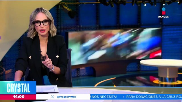 Policías de la CDMX rompen con cascos vidrios de auto