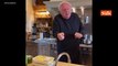 Anthony Hopkins balla mentre cucina, il video postato sui social