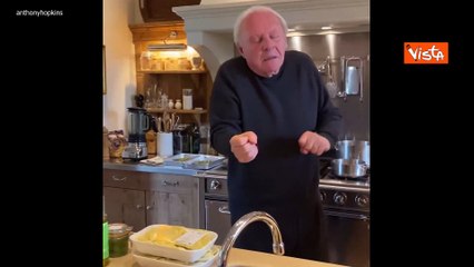 Anthony Hopkins balla mentre cucina, il video postato sui social