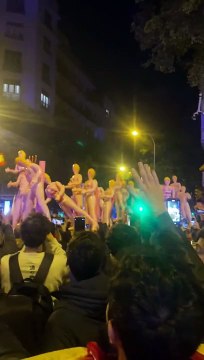 Decenas de muñecas hinchables llegan a Ferraz entre gritos de «no es una sede, es un puticlub»