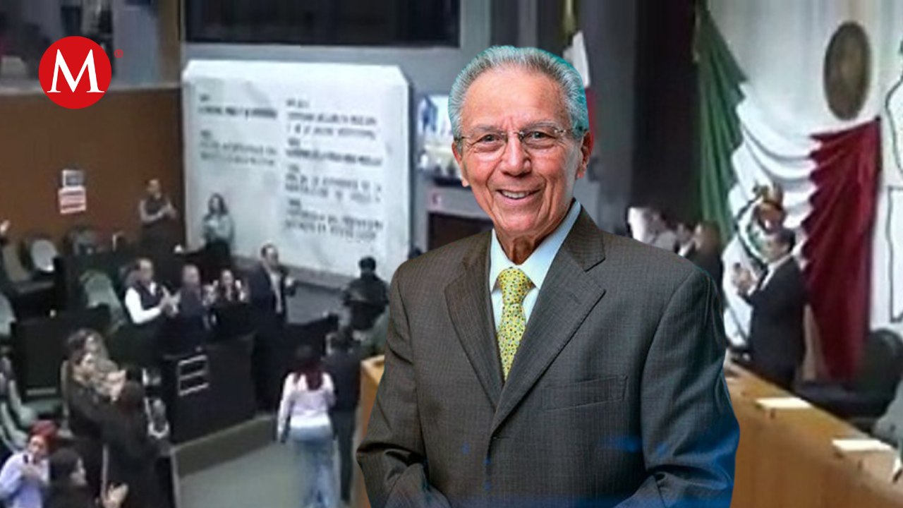 Honran al arquitecto Héctor Benavides con minuto de aplausos en el congreso de Nuevo León