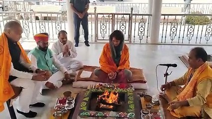 प्रियंका गांधी पहुंची सागवाड़ा, गायत्री यज्ञ में दीं आहुतियां
