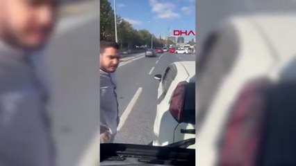 İETT otobüsünün önünü kesen sürücüye yolcular tepki  gösterdi