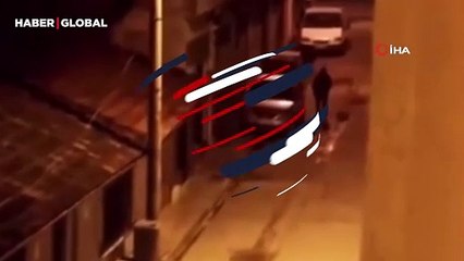 Rastgele geçtiği sokaklarda havaya ateş açan maganda pes dedirtti!