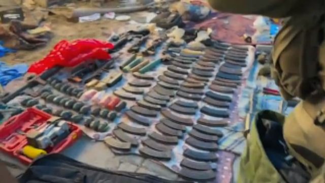 L'esercito israeliano mostra tunnel e armi all'ospedale Al-Shifa