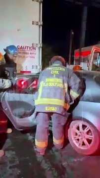 #Preliminar Entre la vida y la muerte se debate un conductor tras impactar su automóvil contra la parte trasera de un tráiler en el cruce de la avenida Francisco Silva Romero y la calle Vicente Guerrero, en Tlaquepaque #GuardiaNocturna