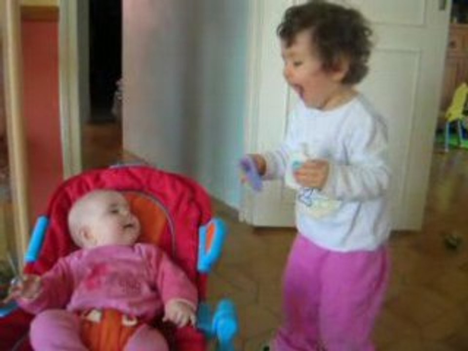 01 01 08 - Lise donne à manger à Léana à sa manière