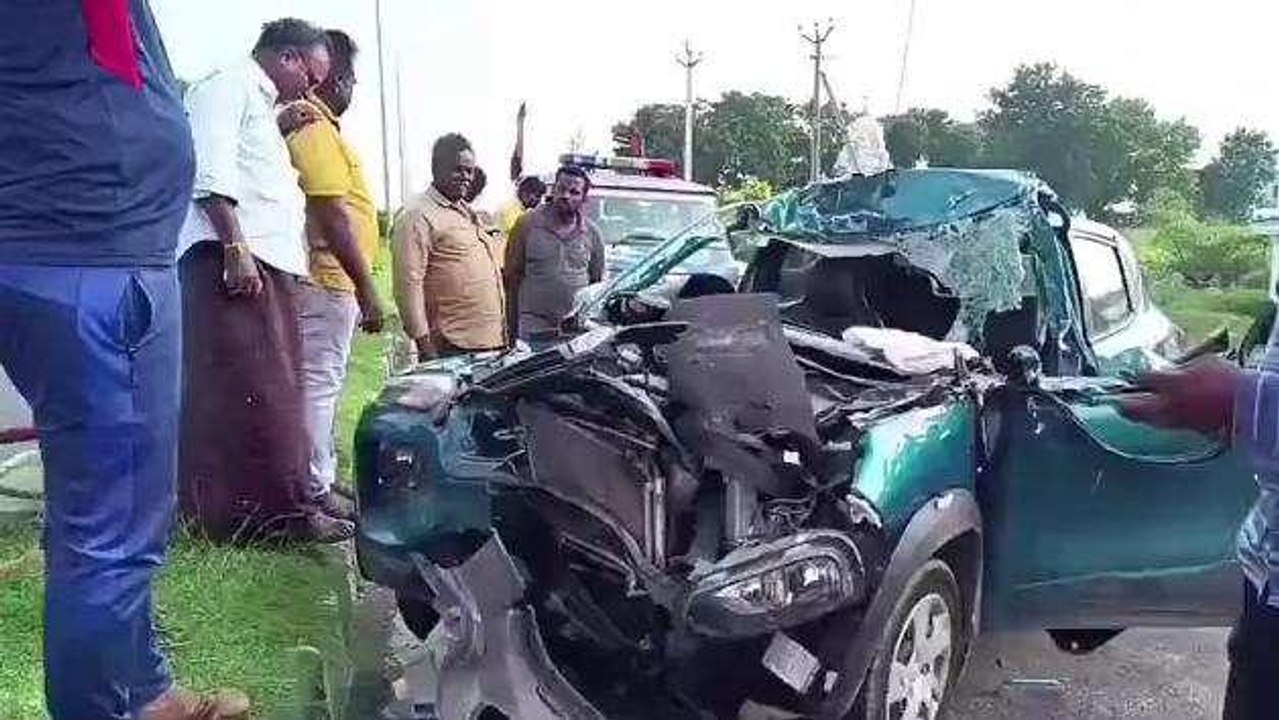 బాపట్ల జిల్లా: ఘోర రోడ్డు ప్రమాదం... నుజ్జు నుజ్జైన కారు