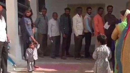 अजब गजब: 30 इंच के युवक ने पहली बार किया अपने मत का प्रयोग, सभी हैरान