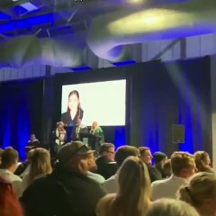 Elle reçoit une magnifique surprise de la part de son père et de son frère pendant sa cérémonie de remise des diplômes !