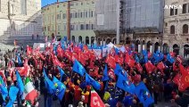 Perugia, bandiere in piazza per lo sciopero di Cgil e Uil