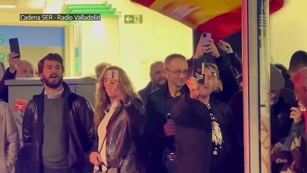 García-Gallardo y cargos de Vox permiten los insultos de compañeros de manifestación a una periodista de la SER