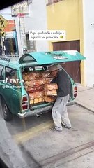 Abuelito ayuda a su hijo a repartir pedido en tienda: "El amor de padre no tiene fin"