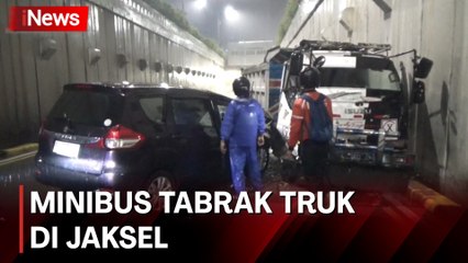 Jalanan Licin Habis Hujan, Pengemudi Minibus Tabrak Truk di Jaksel