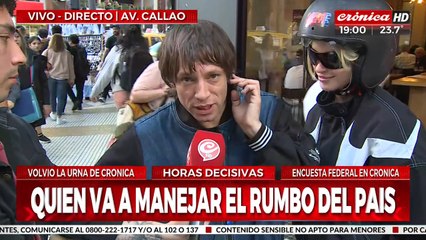 Joaquín Levinton pasó por la urna de Crónica y apoyó a Massa: "Votó al menos chiflado"