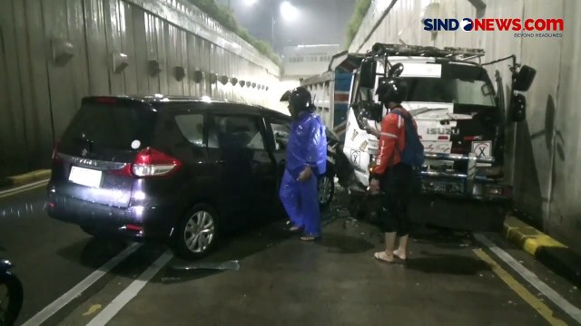 Gegara Jalan Licin saat Hujan, Sebuah Minibus Tabrak Truk di Jaksel