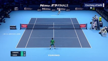 Descargar video: Sinner upsets Djokovic in ATP Finals classic