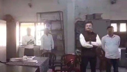 किशनगंज: मां के बदले ड्यूटी करते पकड़ा गया बेटा, DM ने जांच के दिए आदेश
