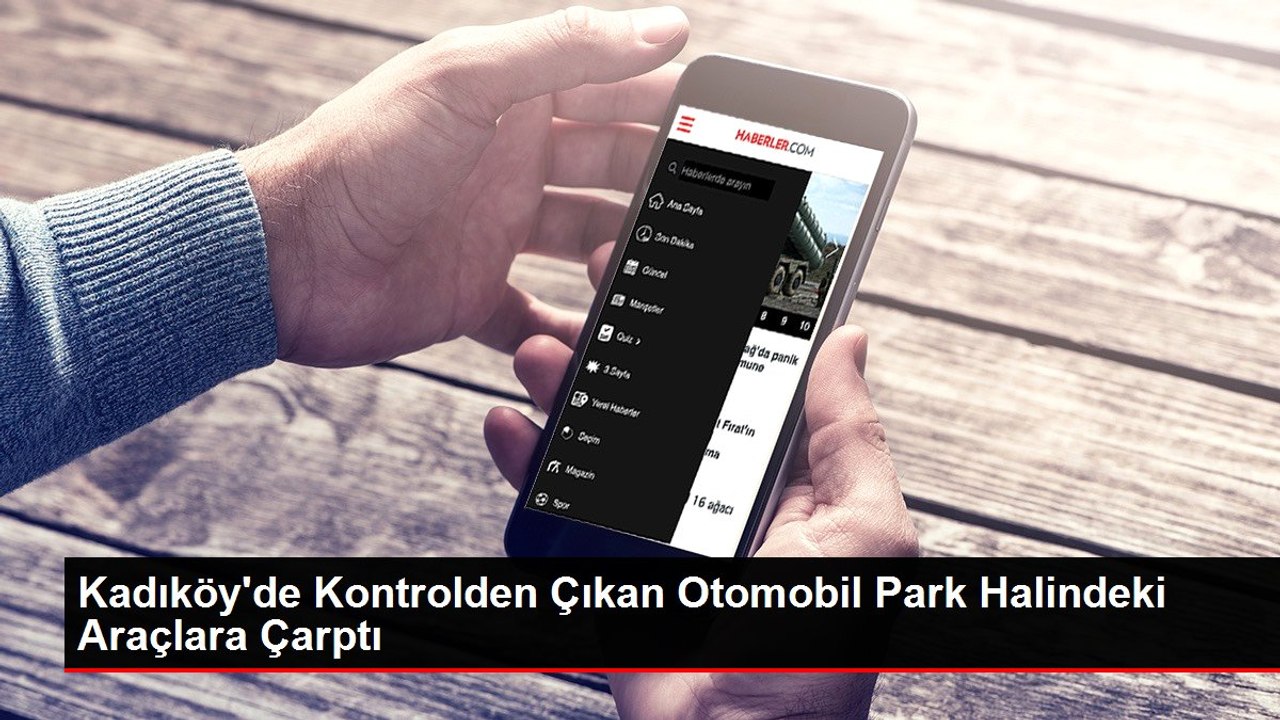 Kadıköy'de Kontrolden Çıkan Otomobil Park Halindeki Araçlara Çarptı