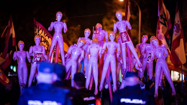 Colosal troleo al PSOE con un ejército de muñecas hinchables en las protestas en Ferraz: No es una sede, es un puticlub