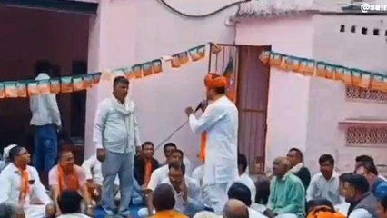 अलवर: भरी सभा में भाजपा प्रत्याशी को छीनना पड़ा मतदाता का माइक, जानिए क्यों आई ऐसी नौबत