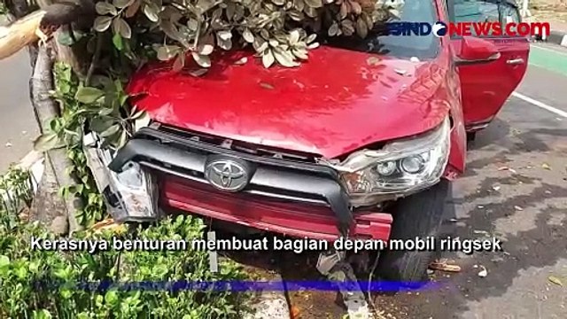 Mobil Dikendarai Wanita Tabrak Pohon di Pramuka Raya, Diduga Pecah Ban