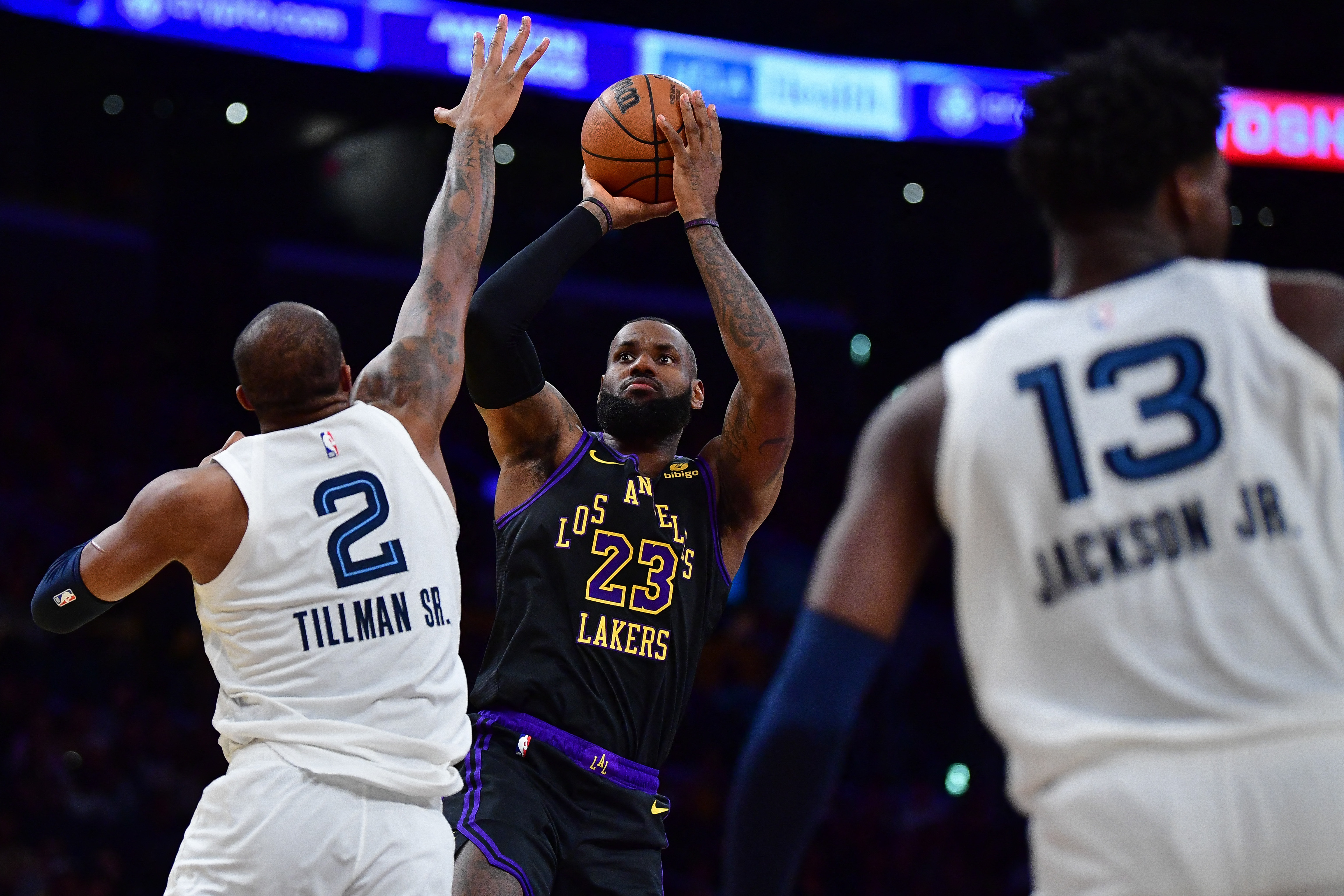 NBA (IST) : Les Lakers surclassent Memphis, Smart blessé