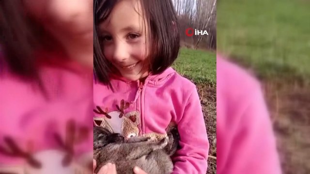 Yürek ısıtan görüntüler...İnek otlatırken buldukları yavru köpeği ninni ile uyuttular