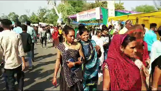 अंबामाता मेले में उमड़े लोग झूले, चकरी में उठाया आनंद