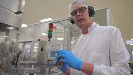 Des jeunes autistes apprennent l'autonomie dans une usine de cosmétiques