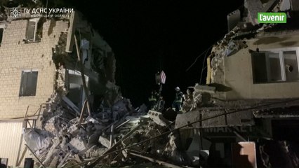 Les secouristes évacuent les habitants après une frappe dans l'est de l'Ukraine
