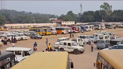 स्टेडियम में खड़े अधिग्रहीत वाहन