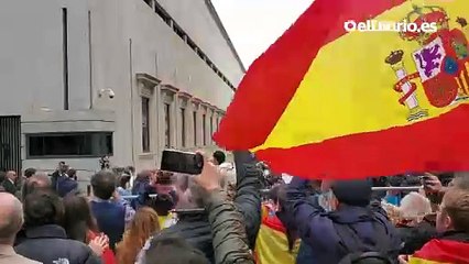 Así han recibido los manifestantes en el Congreso a la llegada de Abascal a la investidura de Sánchez