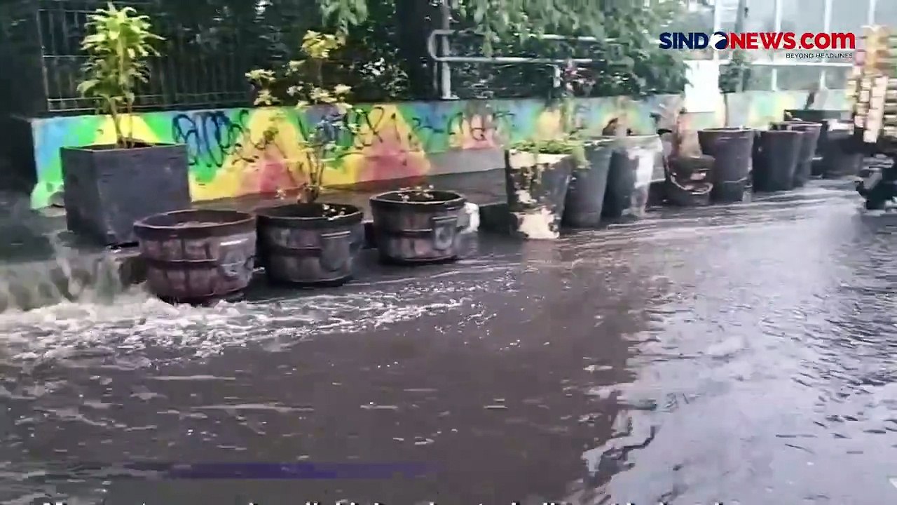 Aliran Irigasi Meluap, Jalan Raya Margonda Terendam Banjir