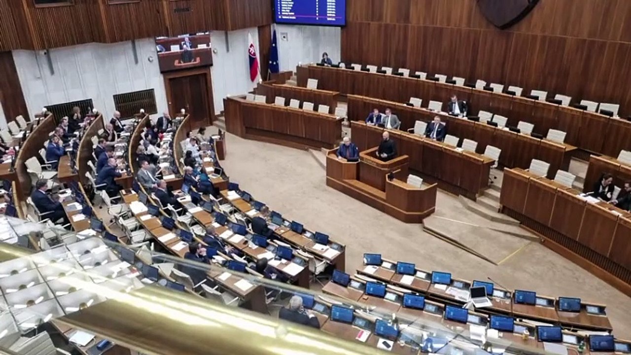 ZÁZNAM: Poslanci pokračujú v diskusii o PVV, prihlásených je ešte asi 40 rečníkov