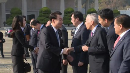 尹, APEC 참석차 출국...한중 정상회담 여부에 관심 / YTN
