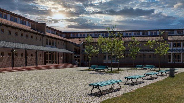 Gabriel Attal encourage les entreprises à accueillir des stagiaires dans les lycées !